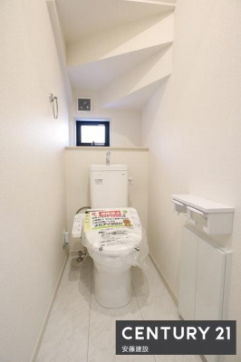 トイレ　【　トイレ　/　toilet　】
ウォッシュレット付きトイレ
明るく清潔的で、ちょっとした棚があるのが嬉しいポイント！