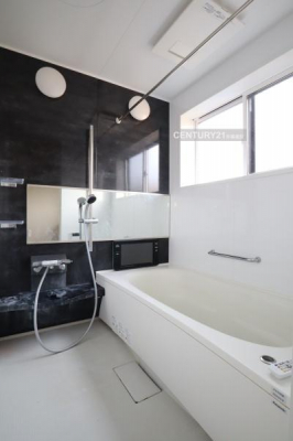 浴室　【　浴室　/　Bathroom　】
TV付きのシステムバスでゆったりくつろげる優雅なバスタイム。
浴室乾燥機付きでカビ対策にもなります
