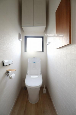 トイレ　【　トイレ　/　toilet　】
ウォッシュレット付きトイレ
明るく清潔的で、ちょっとした棚があるのが嬉しいポイントです