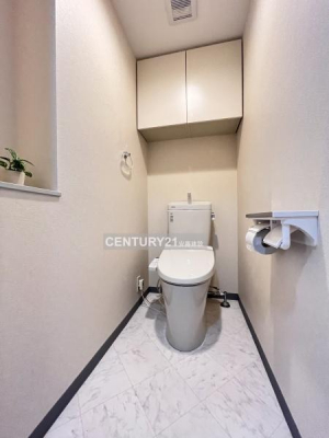 トイレ　【　トイレ　/　toilet　】
ウォッシュレット付きトイレ
明るく清潔的で、ちょっとした棚があるのが嬉しいポイント！