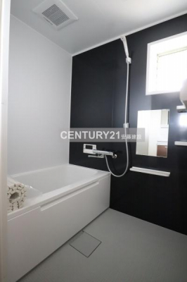 浴室　【　浴室　/　Bathroom　】
ゆとりある広さの浴室は、窓があり換気もばっちりできます！