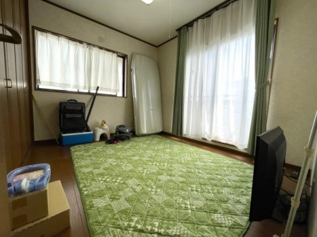 洋室　【　洋室　/　5.25帖　】
清潔感溢れるシンプルな洋室。クローゼット完備
