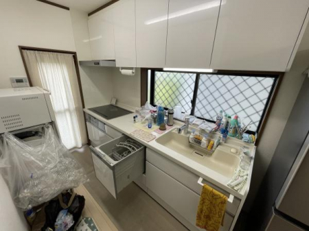 キッチン　【　キッチン+食洗機　/　Kitchen　】
IHクッキングヒーター搭載。収納スペースと作業スペースをしっかり確保したシステムキッチン！
あるとうれしい食洗器完備