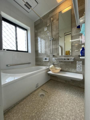 浴室　【　浴室　/　Bathroom　】
たっぷりのお湯にゆったり浸かれそうな、清潔感ある浴室です。
浴室暖房乾燥機完備
