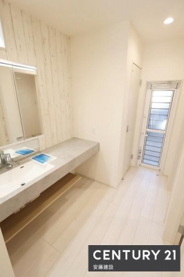 ���ʑ�E���ʏ��@�y�@�Ɨ����ʉ��ϑ�@�z
�|�������₷���t���b�g�Ȑ��ʉ��ϑ䊮��
�I�[�v���T�j�^���[���̗p���L���ɐ��ʑ��ݒu