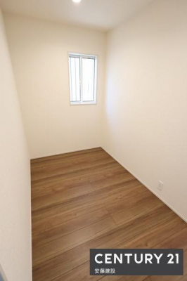 ���[�@�y�@�p���g���[�@�z
�L�b�`���w�ʂɂ͐H���i����p�i�����[�ł����e�ʃp���g���[�����I
���r���O�ƕǂ��u�ĂĂ���̂ŃL�b�`�����X�b�L���ƕЕt�����܂�