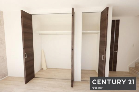 ���[�@�y�@���r���O���[�@�z
�R�[�g�ށE������p�i�A�Ɠd�̎��[�ɖ𗧂��r���O���[�����I
�L�b�`�����ɂ̓p���g���[�����胊�r���O�̋�Ԃ��L�X�g���܂�