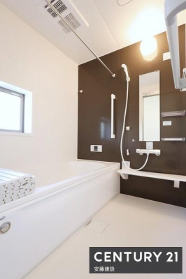 �����@�y�@�����@/�@Bathroom�@�z
�u���b�N�̃A�N�Z���g�p�l���ŗD��ȋ�Ԃ����o�����V�X�e���o�X
�z�X�N���[����������Ă���A�J�̓��ł����������\