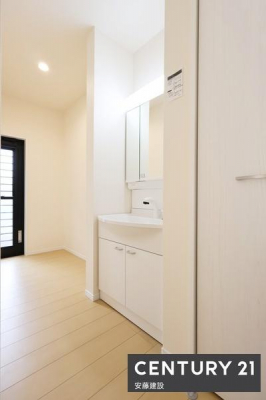 ���̑����ρ@�y�@�t���[�X�y�[�X�@�z
�L�b�`���w�ʂɂ̓t���[�X�y�[�X�A���ʑ�A���[����