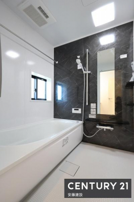 �����@�y�@�����@/�@Bathroom�@�z
�u���b�N�̃A�N�Z���g�p�l���ŗD��ȋ�Ԃ����o�����V�X�e���o�X
�z�X�N���[����������Ă���A�J�̓��ł����������\