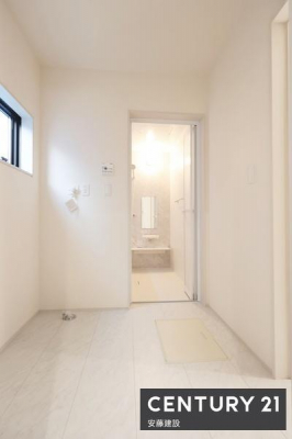 ���ʑ�E���ʏ��@�y�@�E�ߏ��@/�@Washroom�@�z
���邭��Ƃ肠��L���̒E�ߏ�
���ʉ��ϑ�ƕ�����Ă���A�ƒ���ł̃v���C�x�[�g�����m�ۂł���݌v