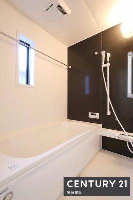 �����@�y�@�����@/�@Bathroom�@�z
�u���b�N�̃A�N�Z���g�p�l���ŗD��ȋ�Ԃ����o�����V�X�e���o�X
�z�X�N���[����������Ă���A�J�̓��ł����������\