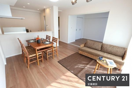 ���r���O�@�y�@���r���O�@/�@13.6���@�z
���邭���������ȁA��������Ƃ����L���̃��r���O
�_�C�j���O�e�[�u���ƃ\�t�@�[��u���Ă���Ƃ肪���܂����
���Ƌ�͉��i�Ɋ܂܂�܂���