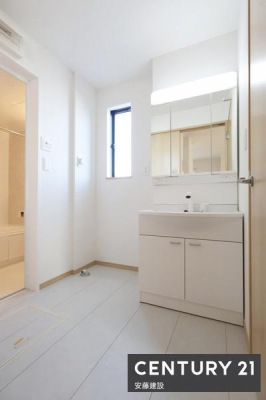 ���ʑ�E���ʏ��@�y�@���ʏ��@/�@Washroom�@�z
�L���A�L�b�`����납��o����\��2way���ʑ�
������������ʏ��́A�Z���������X�g���X�t���[�ɐg�x�x�ł������ȋ��