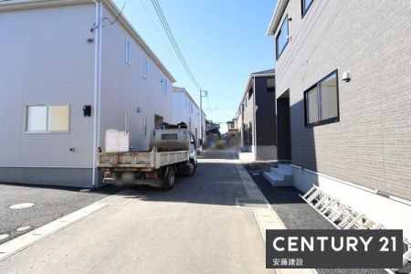 �O�ʓ��H�܂ތ��n�ʐ^�@�y�@�O�ʓ��H�@�z
�k����4.2���J�����H
�������V�K�Z��n�̂��ߏZ���ȊO�قƂ�ǒʍs����Ȃ������ȑz��̑O�ʓ��H
���Ԃ�q����A��Ă̊O�o�A������S�ł���