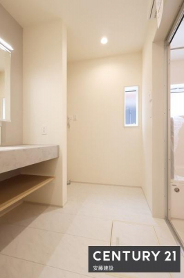 ���ʑ�E���ʏ��@�y�@���ʏ��@/�@Washroom�@�z
������������ʏ��́A�Ƒ��݂�Ȃ����K�Ɏg����悤�z�����ꂽ���
�o�^�o�^�������Ȓ��̎��Ԃ��A��Ƃ�������ĉ߂����܂��I