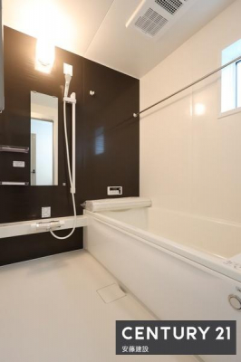 �����@�y�@�����@/�@Bathroom�@�z
�u���b�N�̃A�N�Z���g�p�l���ŗD��ȋ�Ԃ����o�����V�X�e���o�X
�z�X�N���[����������Ă���A�J�̓��ł����������\