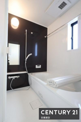 �����@�y�@�����@/�@Bathroom�@�z
�u���b�N�̃A�N�Z���g�p�l���ŗD��ȋ�Ԃ����o�����V�X�e���o�X
�z�X�N���[����������Ă���A�J�̓��ł����������\