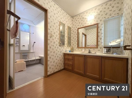 ���ʑ�E���ʏ��@�y�@���ʏ��@/�@Washroom�@�z
���邭��Ƃ肠��L���̐��ʏ�
�ׂ̃����h���[���[���ɂ��o����\�ȊԎ��