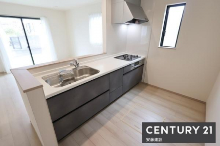 �L�b�`���@�y�@�L�b�`���@/�@Kitchen�@�z
���[�ƍ�ƃX�y�[�X���m�ۂ����Ζʎ��V�X�e���L�b�`��
���r���O�S�̂����n����̂ŁA���q�l�̗l�q�����������Ƒ��Ƃ̉�b���y���߂܂��I