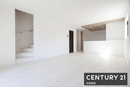 ���r���O�@�y�@���r���O�@/�@18���@�z
�_�C�j���O�e�[�u���ƃ\�t�@�[��u���Ă���Ƃ肪���܂����
�Ƒ��̉�b�����R�Ƒ����郊�r���O�C���K�i����