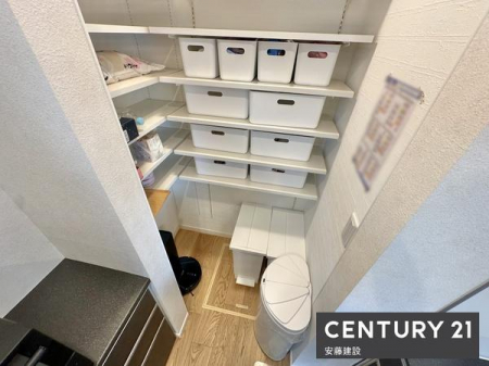 ���[�@�y�@�p���g���[�@�z
�L�b�`�����ɂ͐H���i����p�i�����[�ł���p���g���[�����I
�������肵���L�b�`���ł��������y���߂܂�