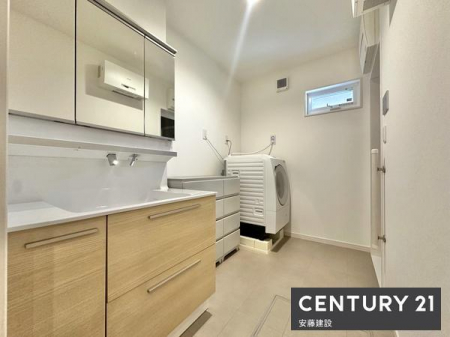 ���ʑ�E���ʏ��@�y�@���ʏ��@/�@Washroom�@�z
������������ʏ��͖Z���������X�g���X�t���[�ɐg�x�x�ł������ȋ��
���[�͂̂���O�ʋ��Ɨ����ʑ䊮���ŁA�U�炩�肪���Ȑ��ʏ����Y��ɕۂĂ܂�