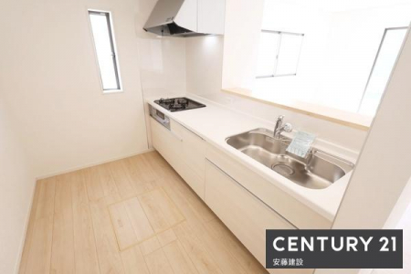 �L�b�`���@�y�@�L�b�`���@/�@Kitchen�@�z
���[�ƍ�ƃX�y�[�X���m�ۂ����Ζʎ��V�X�e���L�b�`��
���r���O��������̂ŁA���q�l�̗l�q�����������Ƒ��Ƃ̉�b���y���߂܂��I