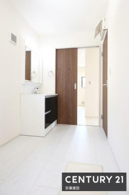 ���ʑ�E���ʏ��@�y�@���ʏ��@/�@Washroom�@�z
������������ʏ��́A�Ƒ��݂�Ȃ����K�Ɏg����悤�z�����ꂽ���
���r���O�ƘL������o���\�ŉƎ������ɔz������2WAY�d�l�̊Ԏ��I