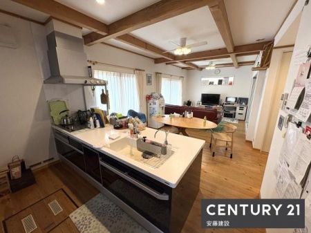 �L�b�`���@�y�@�L�b�`���@/�@Kitchen�@�z
�������̎󂯓n�����X���[�Y�ȑΖʎ��̃V�X�e���L�b�`��
�t���I�[�v���L�b�`���̂��ߊJ����������܂�