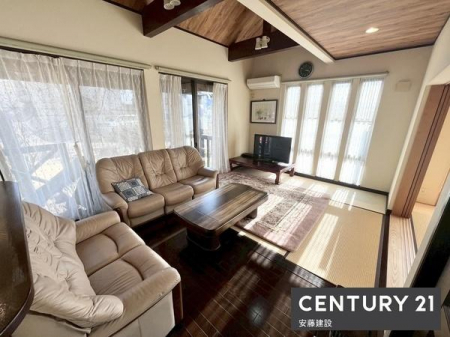 ���r���O�@�y�@���r���O�@/�@14.3���@�z
�Ƒ��c���Ƃł������ȍL����LDK
�ꕔ���~���X�y�[�X�̂��߁A���q�l�̗V�я��A���󕨂���ނ̂ɂ��œK�ł�