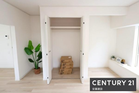 ���[�@�y�@���[�@�z
���r���O�̈��Ɏ��[�X�y�[�X����
�f�X�N��u���ĕ׋��A�d���X�y�[�X�ɂ��ł���}���`���