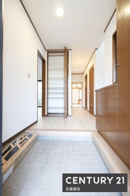 ���ց@�y�@���ց@/�@entrance�@�z
���������ӂ�錺�ւ́A�A��E���q��S�n�悭�}���Ă���܂�
�U�炩�肪���Ȍ��ւ���������Еt���V���[�Y�{�b�N�X����