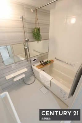 �����@�y�@�����@/�@Bathroom�@�z
�����Ղ�̂����ɂ������Z���ꂻ���ȁA���������闁���ł��B
�z�X�N���[����������Ă���A�J�̓��ł����������\