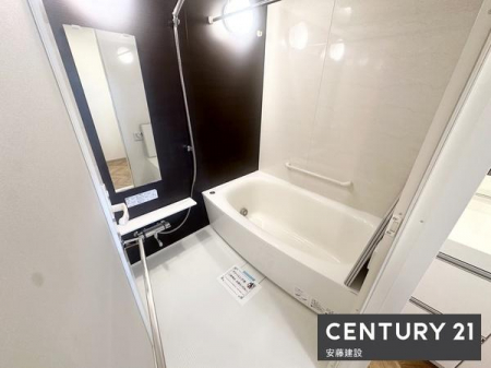 �����@�y�@�����@/�@Bathroom�@�z
�u���b�N�̃A�N�Z���g�p�l���ŗD��ȋ�Ԃ����o�����V�X�e���o�X
�z�X�N���[����������Ă���A�J�̓��ł����������\