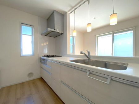 �L�b�`���@�y�@�L�b�`���@/�@Kitchen�@�z
�������̎󂯓n�����X���[�Y�ȑΖʎ��̃V�X�e���L�b�`��
��������M��ɂ�����������ɂ����݌v