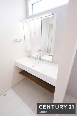 ���ʑ�E���ʏ��@�y�@�Ɨ����ʉ��ϑ�@�z
�|�������₷���t���t���b�g�Ȑ��ʉ��ϑ䊮��
�O�ʋ��̂��ߐg�����Ȃ݂̃`�F�b�N���o�b�`���I
�����̓I�[�v�����[�̈׃L���X�^�[�t���̂����Ȃǂ��u���ĕ֗��I