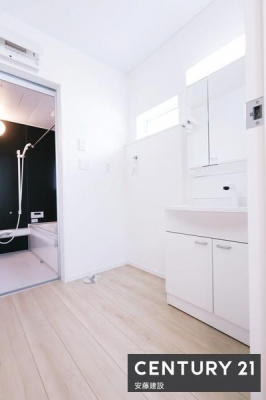 �����@�y�@�����@/�@Bathroom�@�z
�������Ǝ����̃o�X�^�C�����߂��������Ȑ��������闁��
�z�X�N���[����������Ă���A�J�̓��ł��������������\
