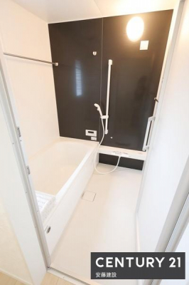 �����@�y�@�����@/�@Bathroom�@�z
�u���b�N�̃A�N�Z���g�p�l���ŗD��ȋ�Ԃ����o�����V�X�e���o�X
�z�X�N���[����������Ă���A�J�̓��ł����������\