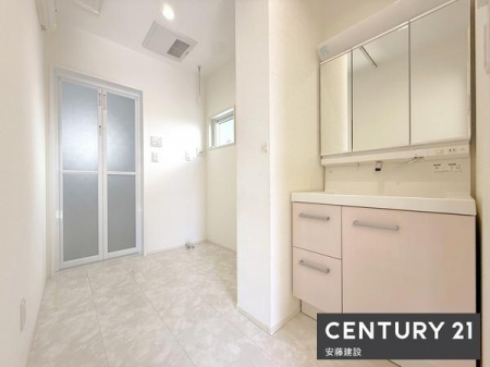 ���ʑ�E���ʏ��@�y�@���ʏ��@/�@Washroom�@�z
���ʏ��͂�Ƃ肠��L���ŁA�Z���������X�g���X�t���[�ɐg�x�x�ł������ȋ��
�������Ǝd�؂�����΁A�ƒ���ł̃v���C�x�[�g���̊m�ۂ�������̐��ʑ�g�p���\�I