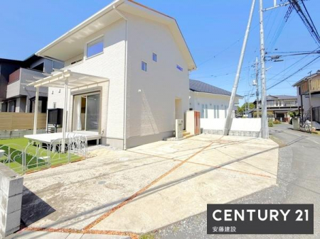 ���ԏ�@�y�@���ԏ�@/�@parking�@�z
����3�䒓�ԉ\�ȃX�y�[�X
��Ԃ�o�C�N�E���]�Ԓu����Ȃǂɂ��𗧂�������Ƃ����L���ł�