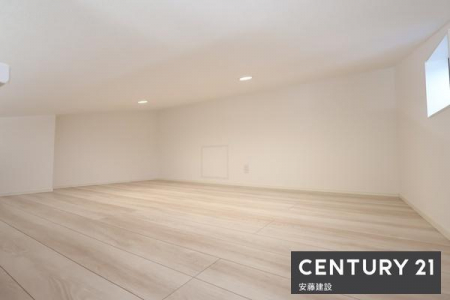 ���[�@�y�@���t�g�@�z
���r���O�㕔�ɂ́A���s�o�b�O�E�X�|�[�c�p�i�Ȃǂ���������Еt�����t�g����