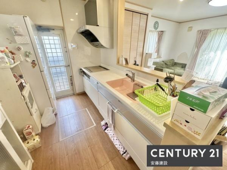 �L�b�`���@�y�@�L�b�`���@/�@Kitchen�@�z
���r���O�����n����I�[�v���L�b�`���ŁA�������̎󂯓n�����X���[�Y

