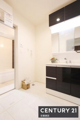 ���ʑ�E���ʏ��@�y�@���ʏ��@/�@Washroom�@�z
������������ʏ��́A�Ƒ��݂�Ȃ����K�Ɏg����悤�z�����ꂽ���
�o�^�o�^�������Ȓ��̎��Ԃ��A��Ƃ�������ĉ߂����܂��I