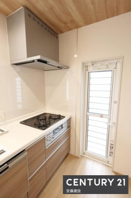 ���̑����ρ@�y�@�ݔ��@�z
�L�b�`�����ɂ͏����������M�E�ɂ�����������ɂ����A�S�~�o����Ǘ��̂��₷���݌v�I