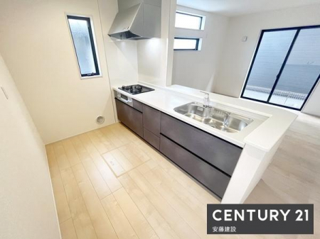 �L�b�`���@�y�@�L�b�`���@/�@Kitchen�@�z
���[�ƍ�ƃX�y�[�X���m�ۂ����Ζʎ��V�X�e���L�b�`��
�_�C�j���O�e�[�u����J�E���^�[����u���΂������̎�n�����X���[�Y�I