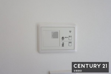 ���̑����ρ@�y�@�ݔ��@�z
�X�}�z�̉��u����Ŏ{���\�ȃV�X�e�����ځI
�d���V���b�^�[�ATV���j�^�[�t�C���^�[�z���������Ėh�Ɩʂ����S�I