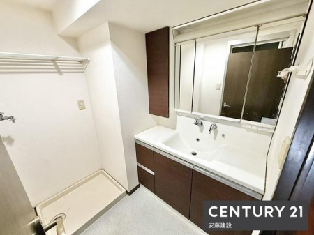 ���ʑ�E���ʏ��@�y�@���ʏ��@/�@Washroom�@�z
������������ʏ��́A�Ƒ��݂�Ȃ����K�Ɏg����悤�z�����ꂽ���
�o�^�o�^�������Ȓ��̎��Ԃ��A��Ƃ�������ĉ߂����܂��I