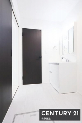 ���ʑ�E���ʏ��@�y�@���ʏ��@/�@Washroom�@�z
������������ʏ��́A�Ƒ��݂�Ȃ����K�Ɏg����悤�z�����ꂽ���
�o�^�o�^�������Ȓ��̎��Ԃ��A��Ƃ�������ĉ߂����܂��I