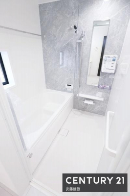 �����@�y�@�����@/�@Bathroom�@�z
�������Ǝ����̃o�X�^�C�����߂��������Ȑ��������闁��
�z�X�N���[����������Ă���A�J�̓��ł����������\�I